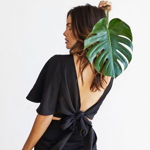 VETTA Capsule Black Wrap Top
